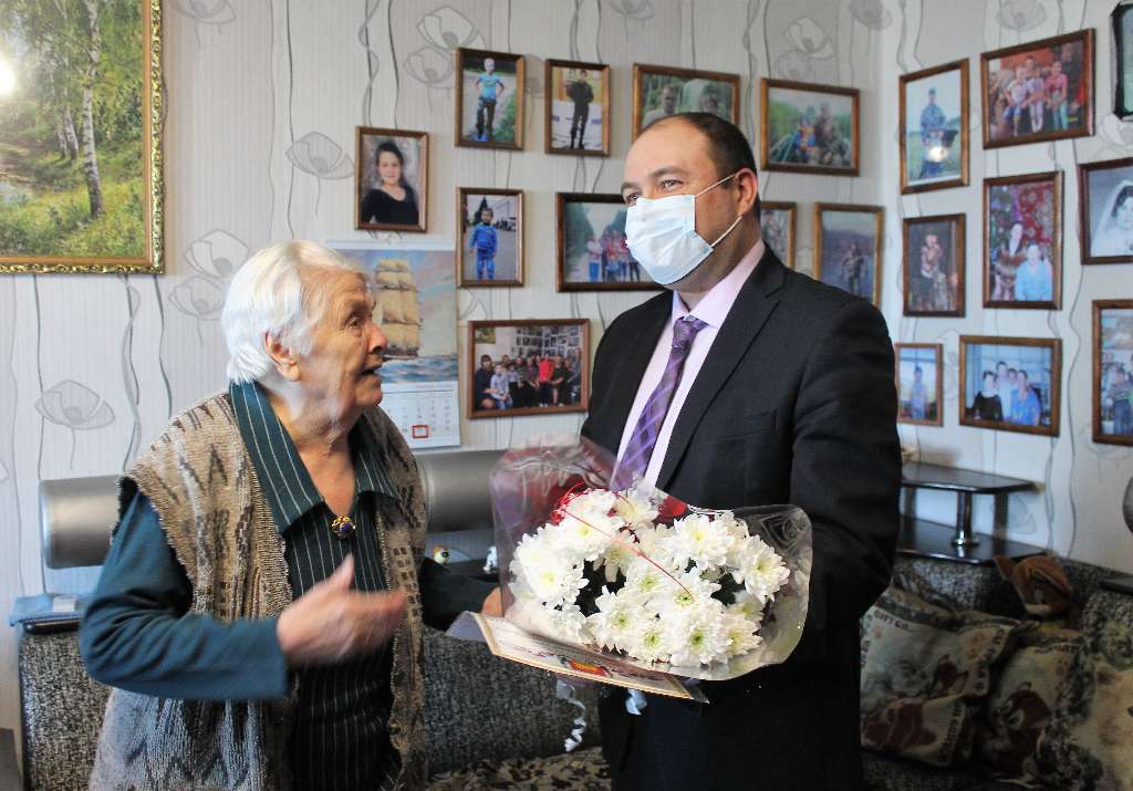 Глава города поздравил труженицу тыла со 102 днем рождения!